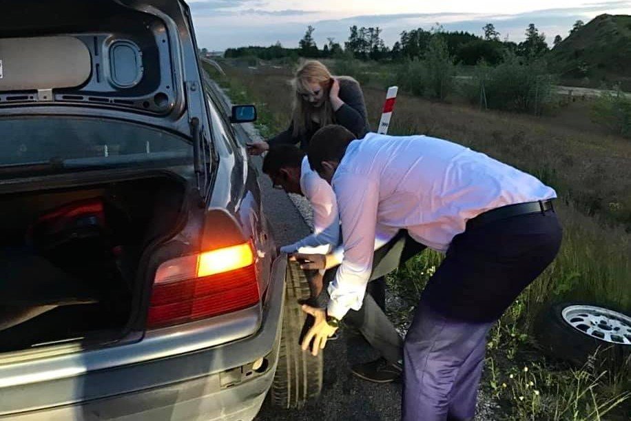 Rafał Trzaskowski pomógł kobiecie zmienić koło.