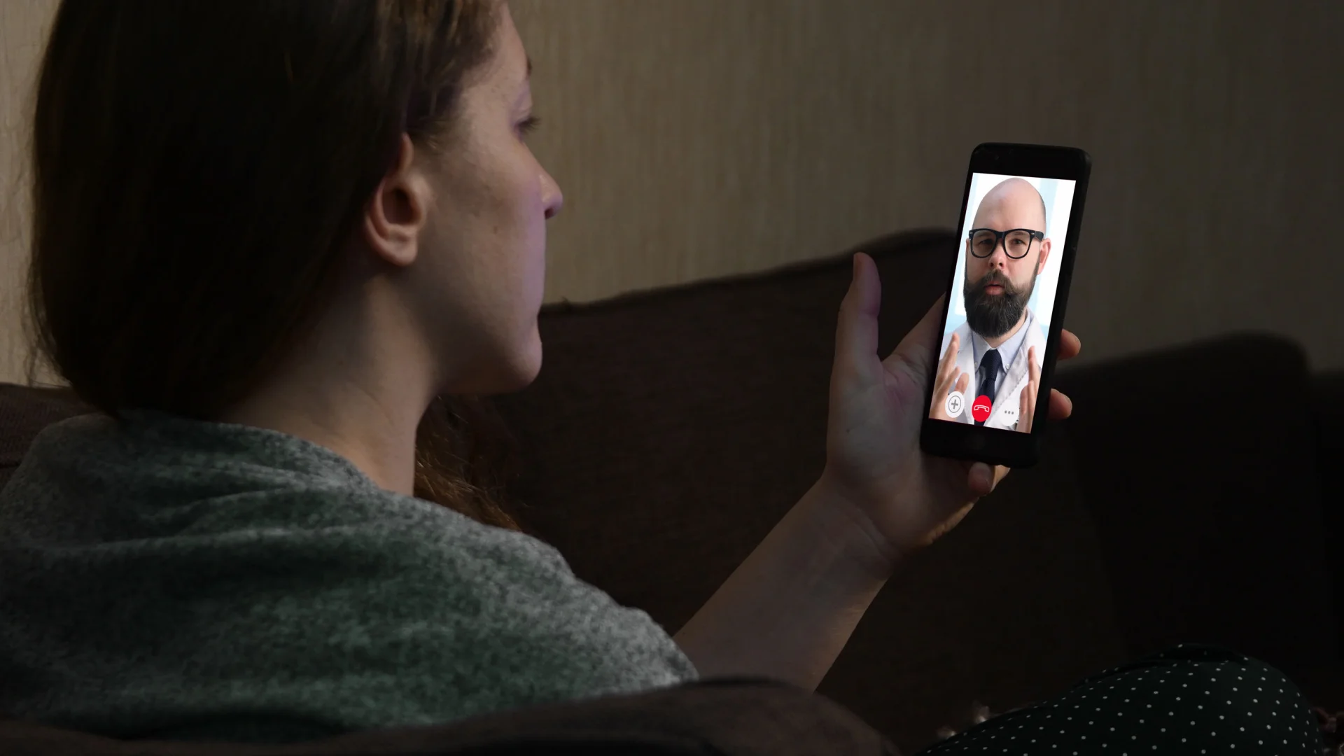 Jeśli nie mamy innej możliwości, skorzystajmy z dermatologicznych konsultacji online. Najgorsze, co możemy zrobić, to przerwać terapię
