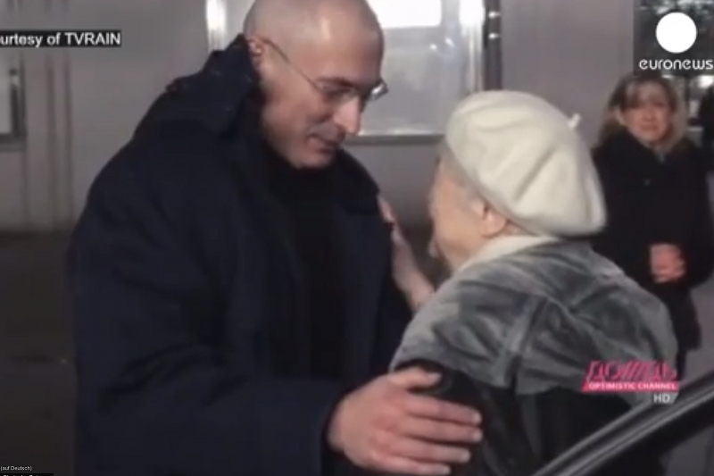 Michaił Chodorkowski na wolności wita się ze swoją matką