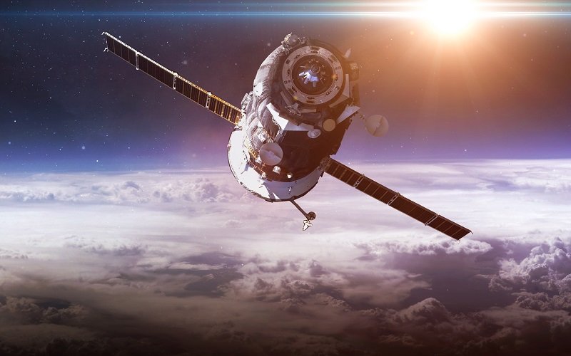 Największe światowe mocarstwa umieszczają w przestrzeni kosmicznej śmiercionośną broń wbrew międzynarodowym traktatom.