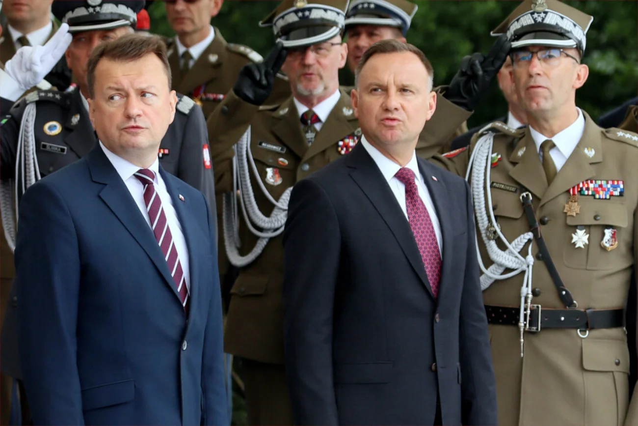 dymisja gen. Piotrowskiego Mariusz Błaszczak, Andrzej Duda, gen. Tomasz Piotrowski (pierwszy z prawej)