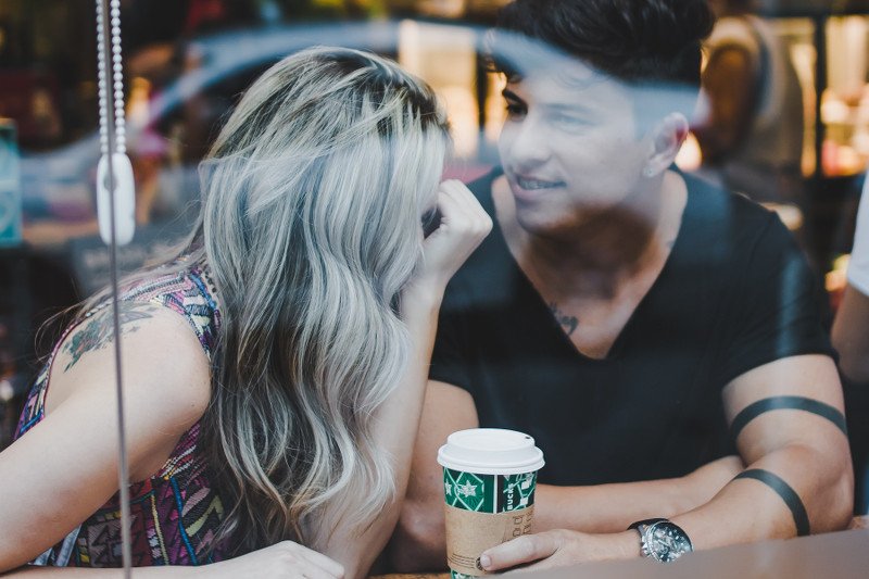 Jednym z błędów popełnianych na pierwszej randce jest mówienie tylko o sobie.