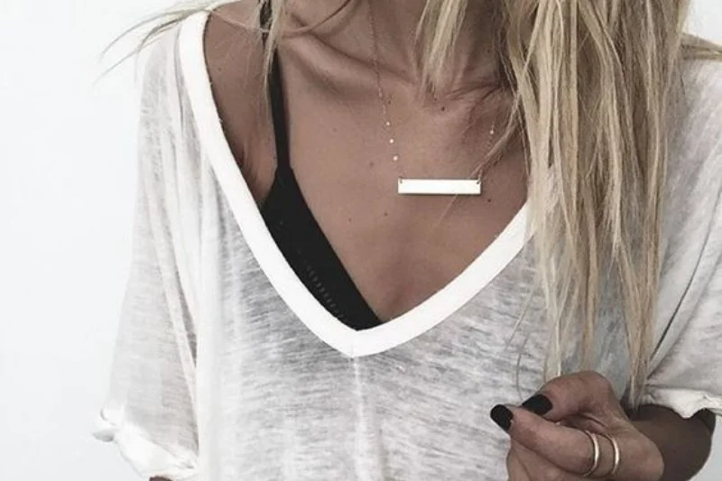 Biały t-shirt połączony z biżuterią