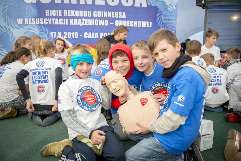 Zdjęcie dzieci z wydarzenia, w czasie którego bito Rekord Guinnessa w resuscytacji krążeniowo-oddechowej.