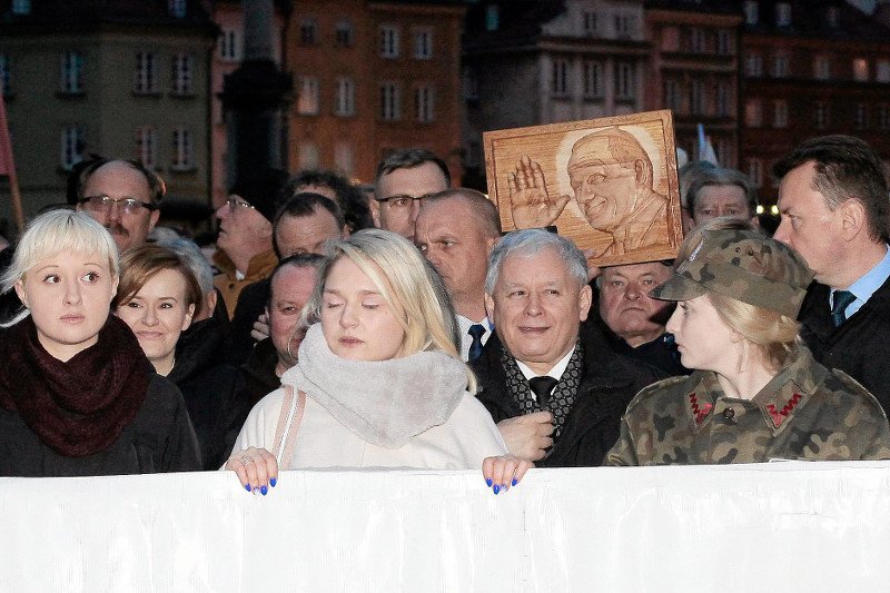 Czy PiS powinien kontynuować wiece pod Pałacem Prezydenckim? Sprawdził to Instytut Badań Pollster.