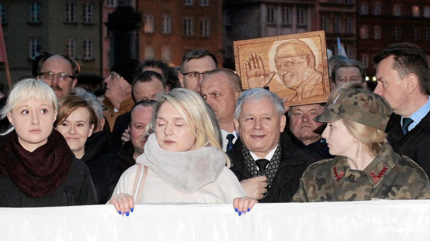 Czy PiS powinien kontynuować wiece pod Pałacem Prezydenckim? Sprawdził to Instytut Badań Pollster.