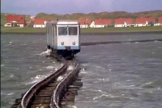 Linia kolejowa biegnąca przez morze