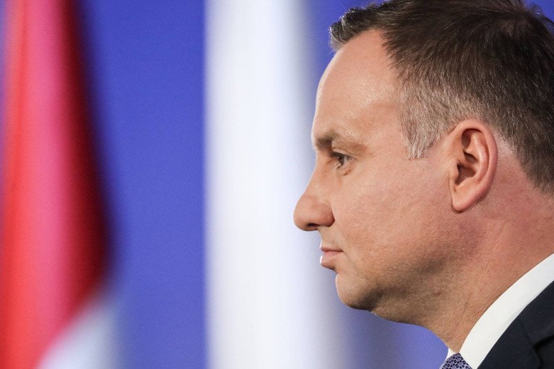 Prawicowi publicyści i internauci atakują prezydenta za weto dwóch ustaw sądowych.