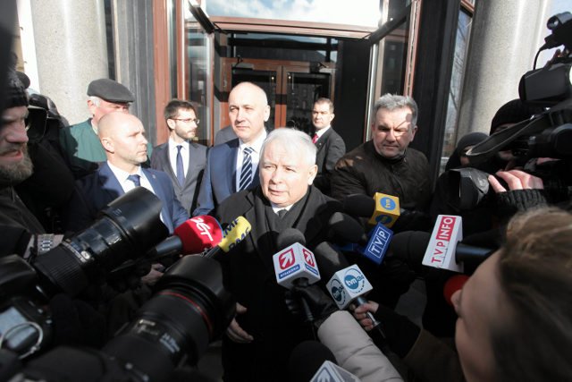 Jarosław Kaczyński z jakiegoś powodu jest ulubionym celem dla dziennikarzy