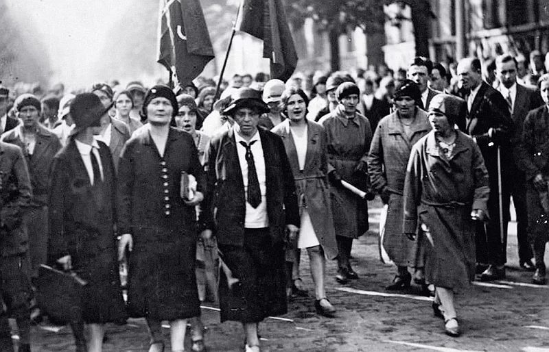 Wiec Centrolewu w Dolinie Szwajcarskiej w Warszawie (1930 r.). Na czele pochodu manifestujące kobiety