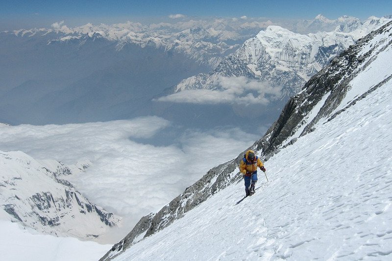 Wspinając się na najwyższe szczyty świata, można znaleźć dziesiątki zamarźniętych ciał.
