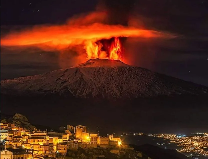 Etna — lawa ognia nad Sycylią. Wstrząsające zdjęcia z Włoch [GALERIA FOTO]