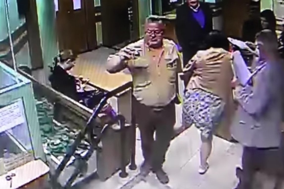 Na nagraniu widać, jak Elżbieta Jaworowicz kopnęła dziennikarza.