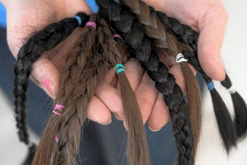 Dziewczynki po Pierwszej Komunii Świętej obcinają włosy dla chorych na raka. Wspaniała inicjatywa, ale jedna z matek przestrzega, to musi być całkowicie inicjatywa dziecka.  – Inaczej nie ma to sensu – dodaje.