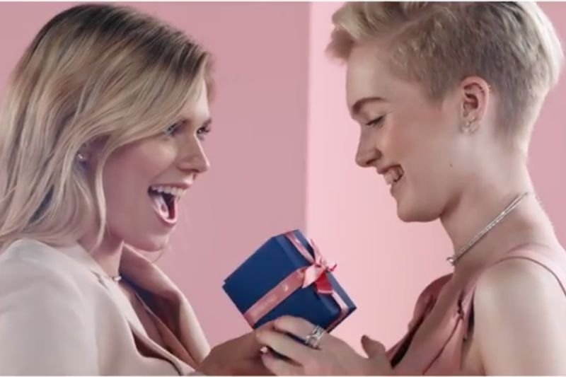 Skandal wisi na włosku. Producent biżuterii promuje swoją walentynkową kolekcję spotem, w którym występują homoseksualne pary.