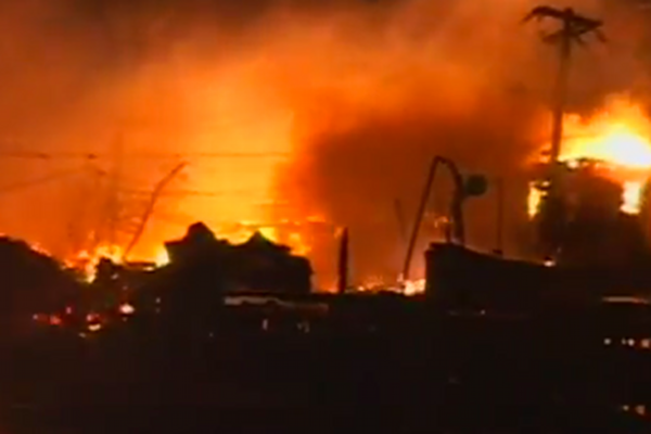 Pożar, który wybuchł na Queens'ie.