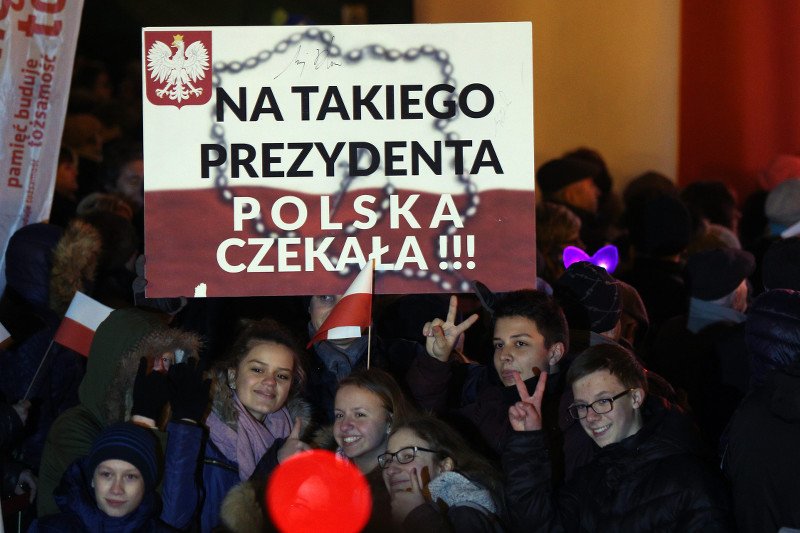 Twitterowicz zapytał Dudę, czy i jemu nalezy się wyższy poziom życia. A prezydent odpowiedział: Żona to Pana kocha