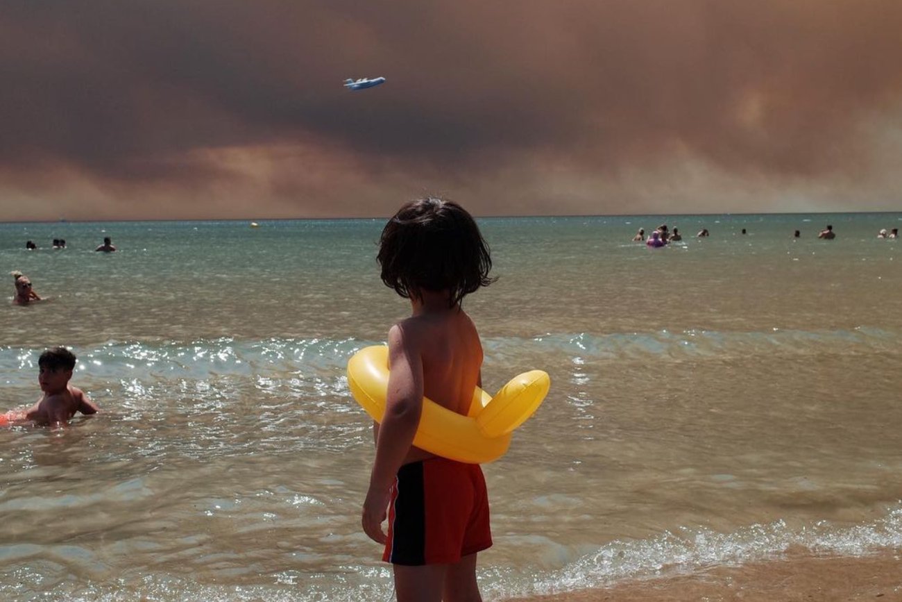 Porażające zdjęcie chłopca na plaży w Turcji. Symbol dramatycznych pożarów