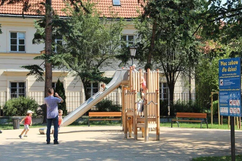 Zjeżdżalnie, huśtawki, pajęczyny, drabinki. Każde dziecko znajdzie tu coś dla siebie