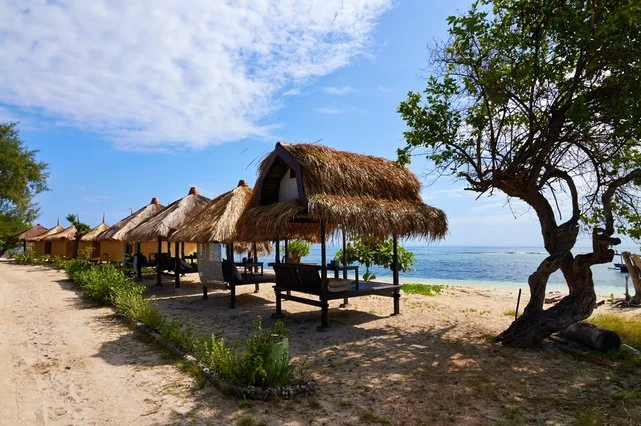 Jedni narzekają na kamieniste plaże, inni skarżą się na zbyt wysokie fale