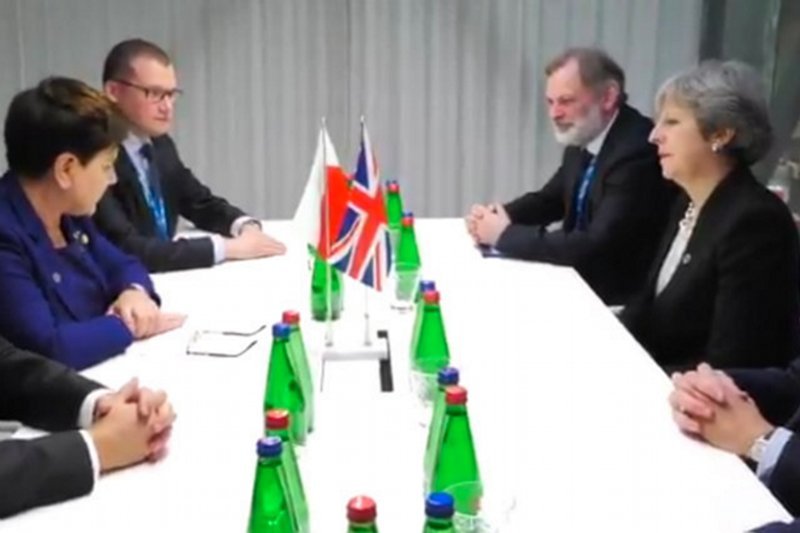 Ten krótki film ze spotkania Beaty Szydło z Theresą May mówi dużo o klasie polityków.