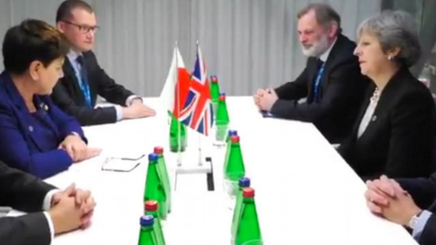 Ten krótki film ze spotkania Beaty Szydło z Theresą May mówi dużo o klasie polityków.