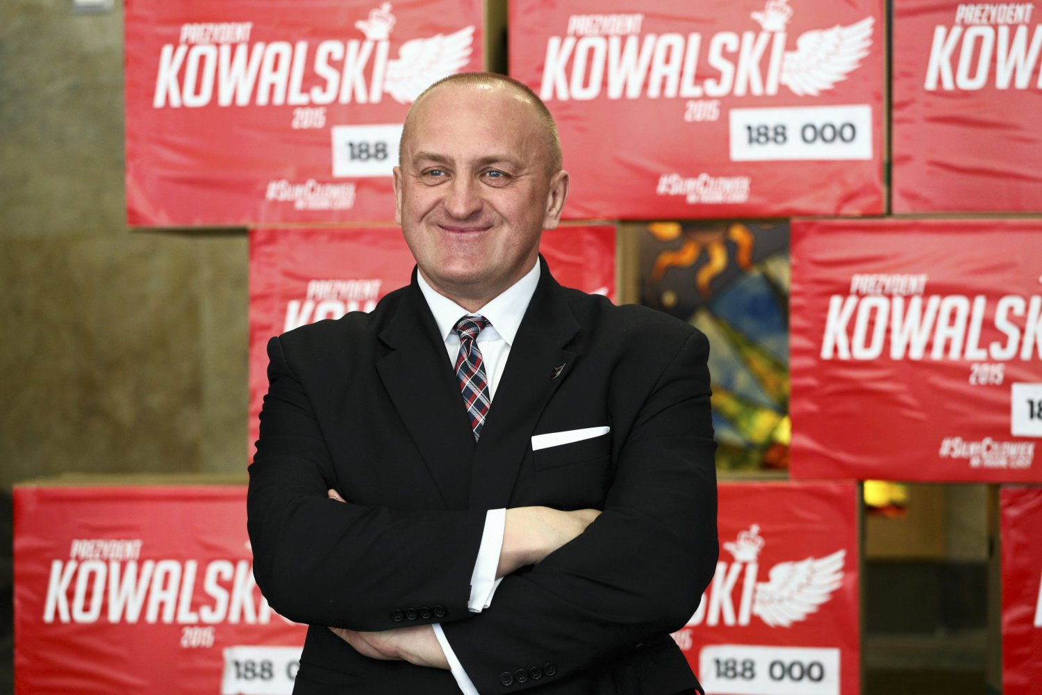 Kandydat Ruchu Narodowego Marian Kowalski publikuje nowy spot wyborczy i zapowiada wprowadzenie systemu prezydenckiego.