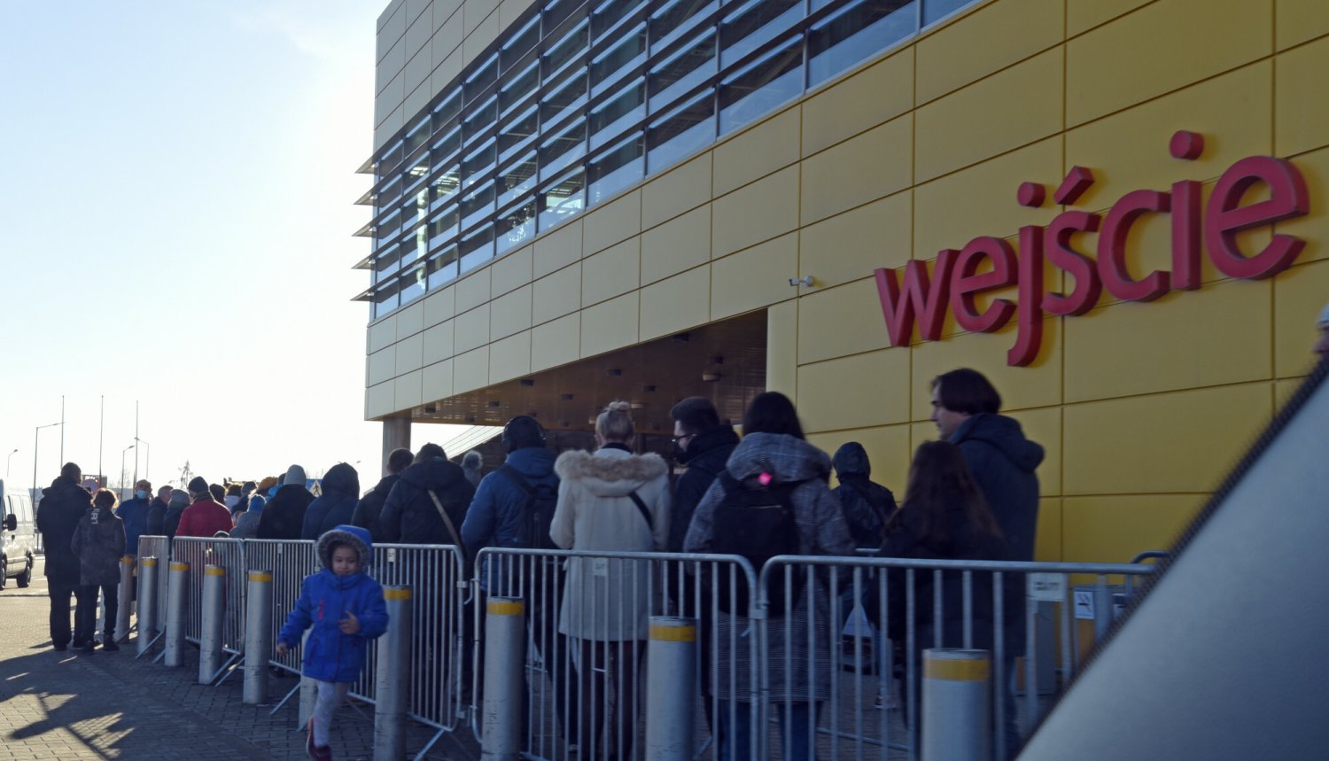 Niezaszczepieni utknęli w długich kolejkach do Ikei.