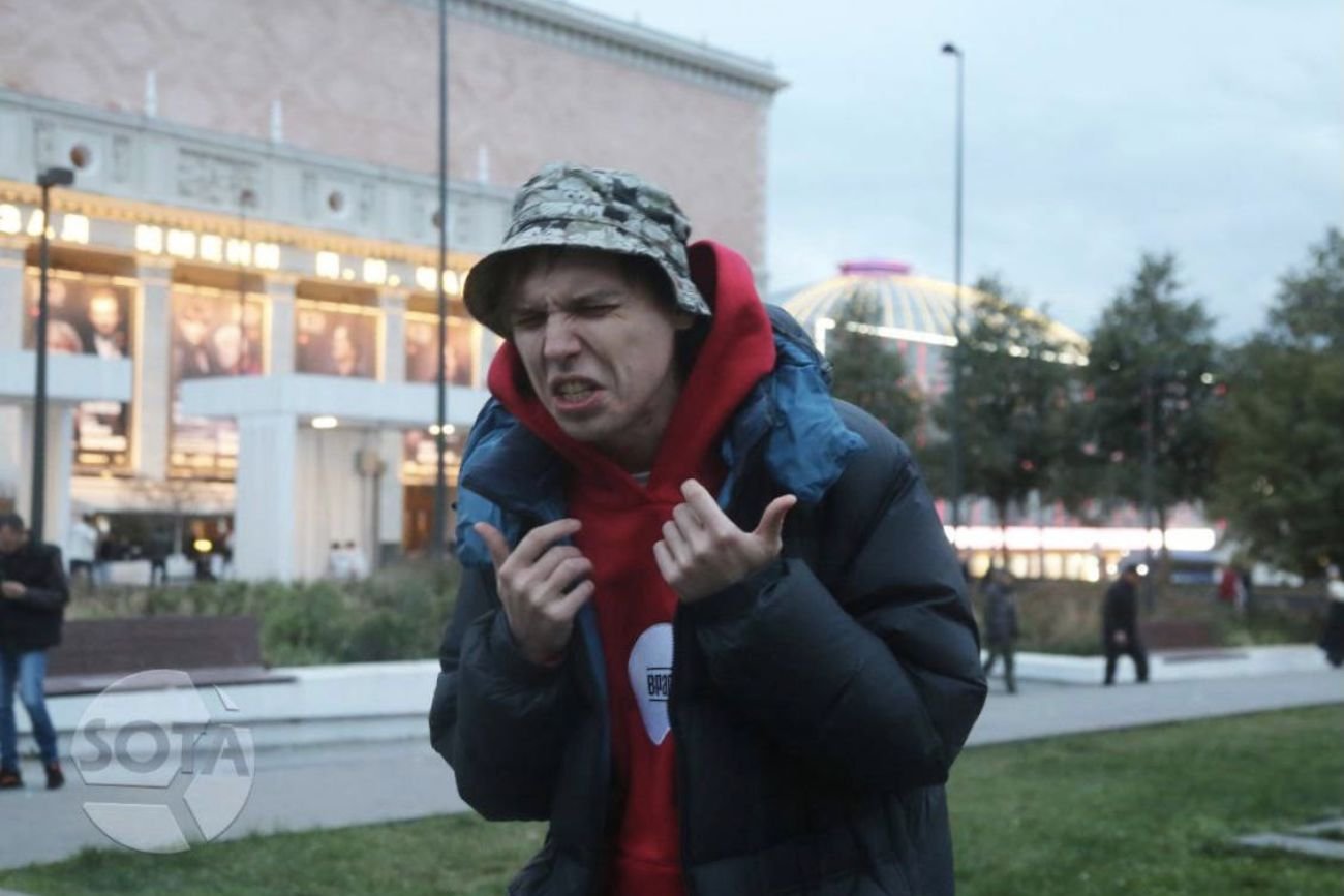 W Moskwie siły bezpieczeństwa pobiły i zgwałciły aktywistę Artema Kamardina, uczestnika protestu przeciwko mobilizacji.