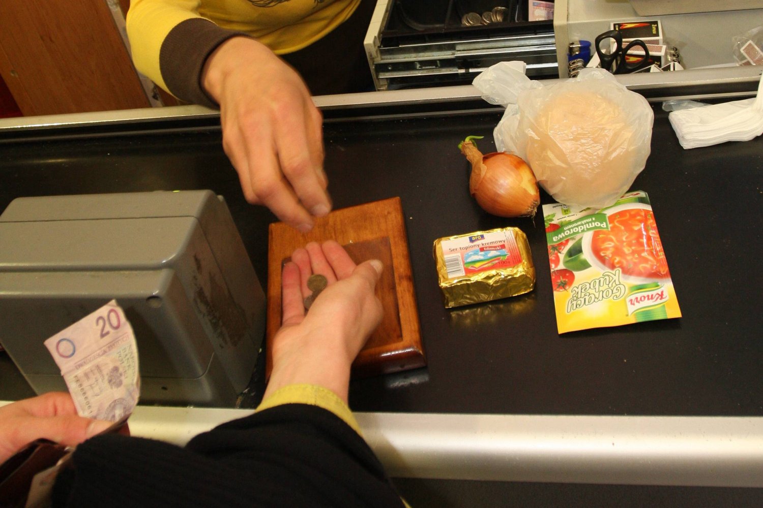 Sprzedawca wylegitymuje cię przy płaceniu gotówką. Od takiej kwoty będzie obowiązkowe w 2027 roku