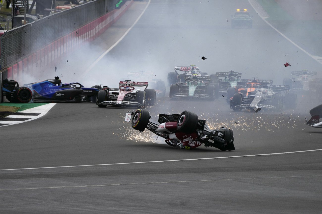Bolid z Zhou Guanyu przejechał kilkadziesiąt metrów do góry nogami, finalnie lądując nieopodal trybun z kibicami