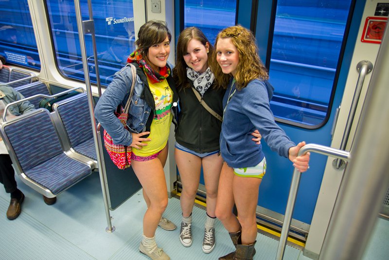 Uczestniczki No Pants Subway Ride w Seattle, 2011 r.