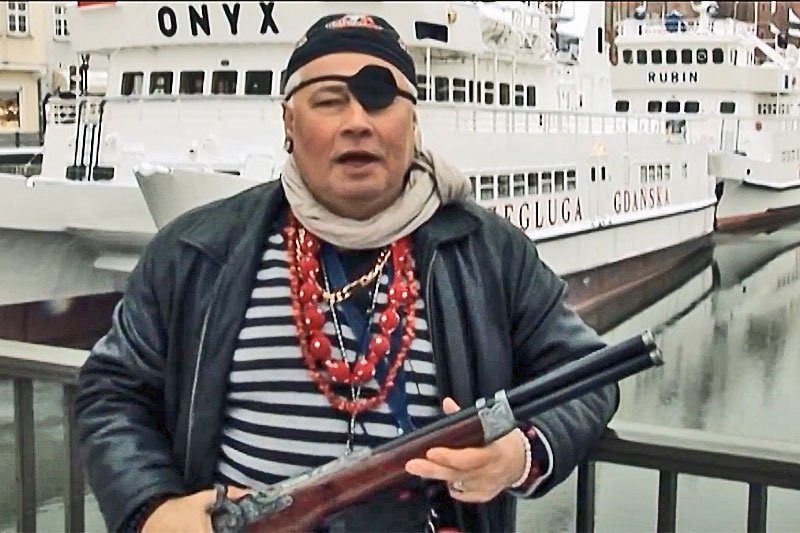 Czerwony Korsarz agresją i chamstwem odstrasza turystów na Głównym Mieście w Gdańsku. Miasto i policja są bezradne.