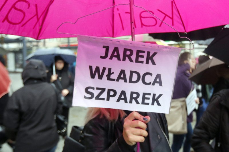 Oburzenie wokół projektu zakazującego aborcji jest ogromne. Może jednak, mimo emocji, warto zastanawiać się nad doborem słów jakie padają w tej dyskusji