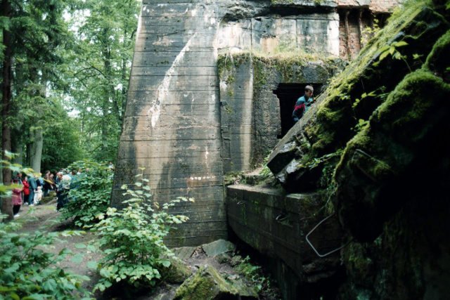 Warto czasem zejść z żaglówki i przejść się na spacer. Mazury pełne są reliktów przeszłości.