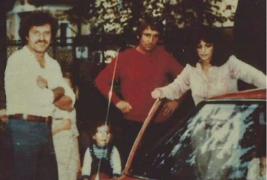 Mała dziewczynka z archiwalnego zdjęcia z Krzysztofem Krawczykiem to... Natalia Kukulska, która stoi u boku swojej mamy Anny Jantar i taty Jarosława Kukulskiego (1979 rok). Mała dziewczynka z archiwalnego zdjęcia z Krzysztofem Krawczykiem to... Natalia Kukulska, która stoi u boku swojej mamy Anny Jantar i taty Jarosława Kukulskiego (1979 rok).