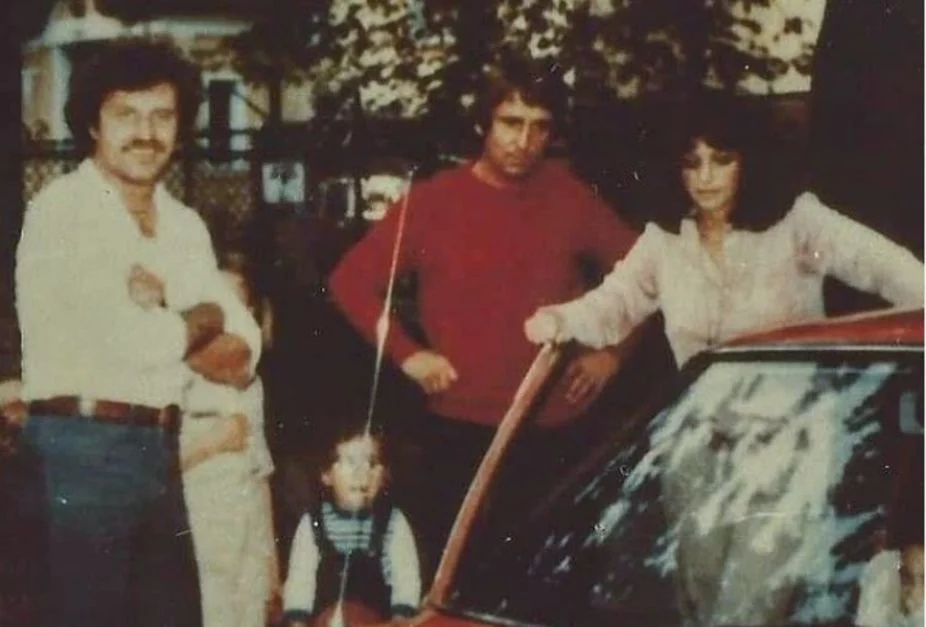 Mała dziewczynka z archiwalnego zdjęcia z Krzysztofem Krawczykiem to... Natalia Kukulska, która stoi u boku swojej mamy Anny Jantar i taty Jarosława Kukulskiego (1979 rok). Mała dziewczynka z archiwalnego zdjęcia z Krzysztofem Krawczykiem to... Natalia Kukulska, która stoi u boku swojej mamy Anny Jantar i taty Jarosława Kukulskiego (1979 rok).