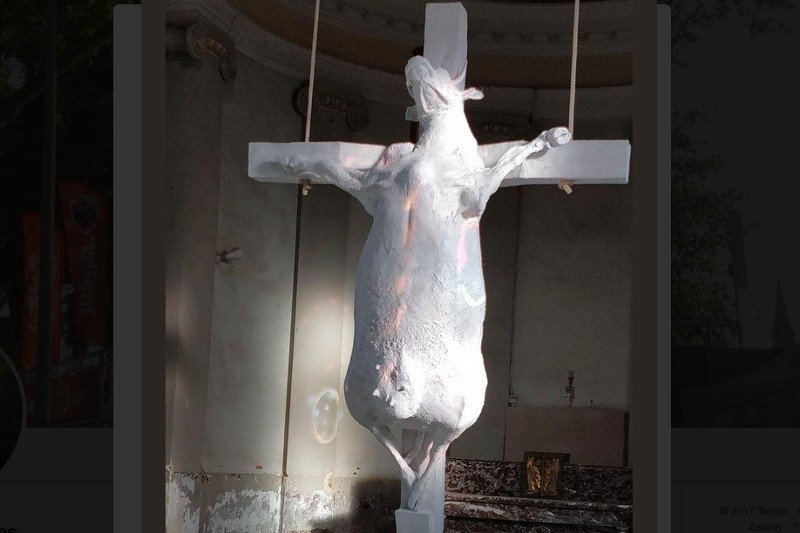 Taka instalacja autorstwa Toma Hercka pojawiła się w kościele św. Jana Chrzciciela w mieście Borgloon w Belgii.