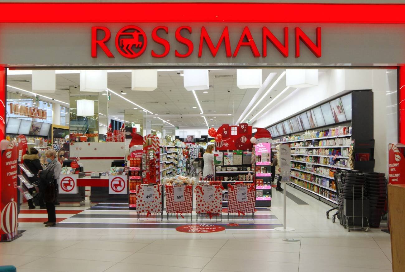 Laminuję brwi w domu i oszczędzam 150 zł miesięcznie. Pomogły zestawy z tych sieciówek