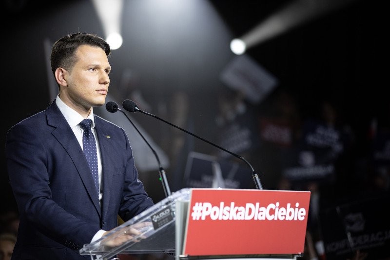 Mentzen powiedział, że ze względu na obowiązek noszenia maseczki nie chodzi do sklepów.