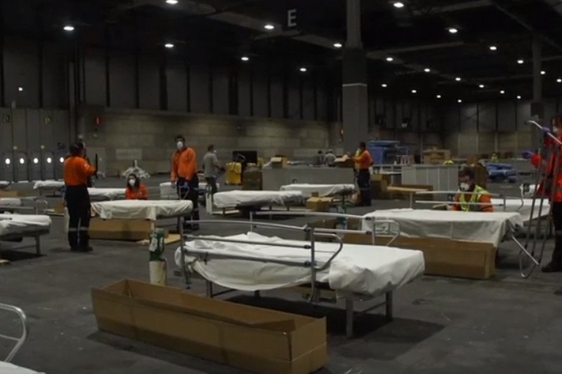 Tymczasowy szpital w centrum kongresowym w Madrycie. Sytuacja w stołecznym regionie Hiszpanii jest dramatyczna.