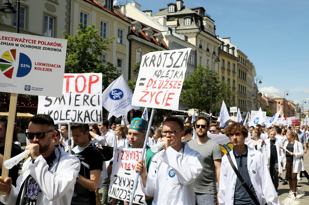 Przed wyborami lekarze chcą dotrzeć do polityków ze swoimi postulatami, protestując w Warszawie.
