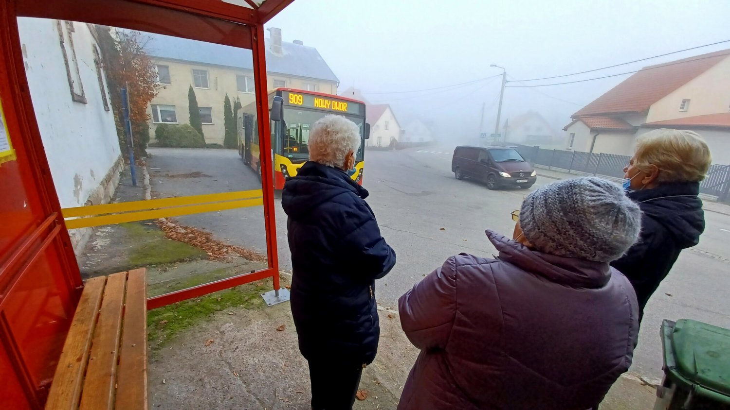 Na dachu 3-piętrowego budynku mieszkalnego w miejscowości Samotwór pod Wrocławiem znaleziono ciało 90-letniej kobiety.