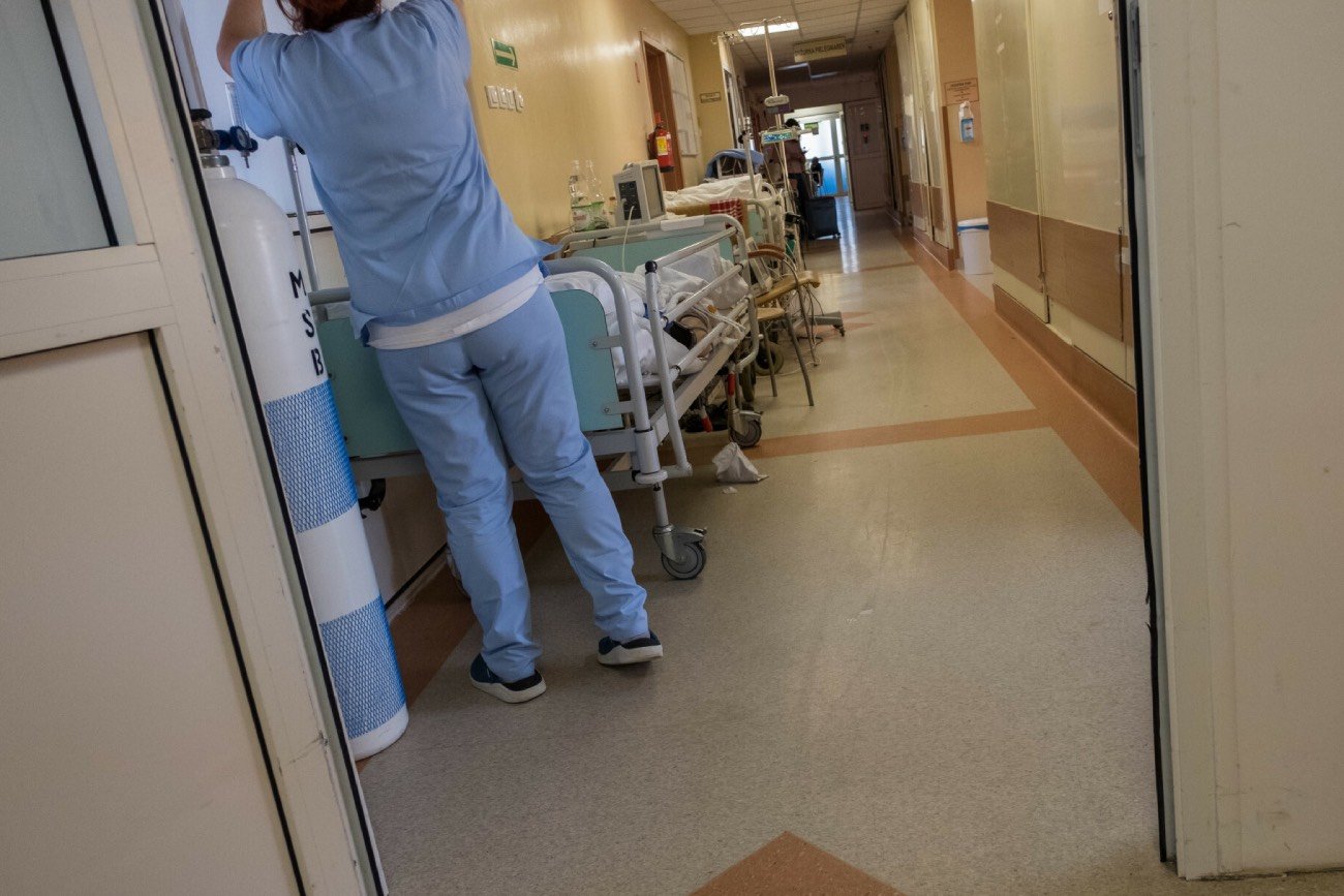 pielęgniarka przy łóżku w szpitalu