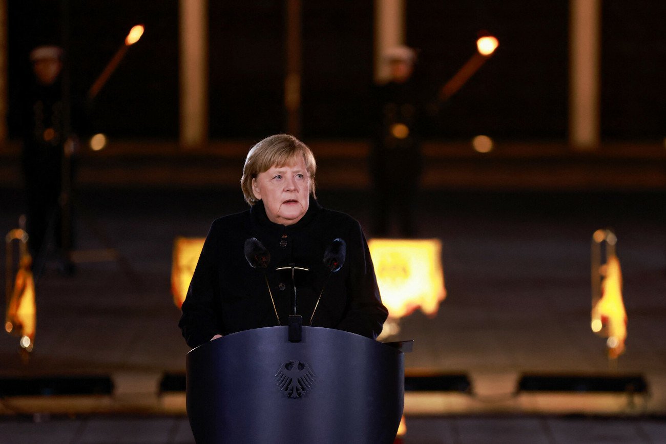Na dziedzińcu Ministerstwa Obrony w Berlinie odbył się w czwartek wieczorem Wielki Capstrzyk Bundeswehry na pożegnanie Angeli Merkel.