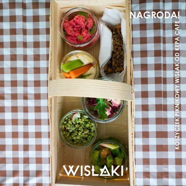 Koszyczek piknikowy "Wisłak" z zawartością 2 past wegańskich z pieczywem, deserem, ciastka; w zestawie sztućce eko, serwetki, wszystko zapakowane w słoiki zwrotne, koszyk z naturalnego materiału, który rozłoży się w kompoście.