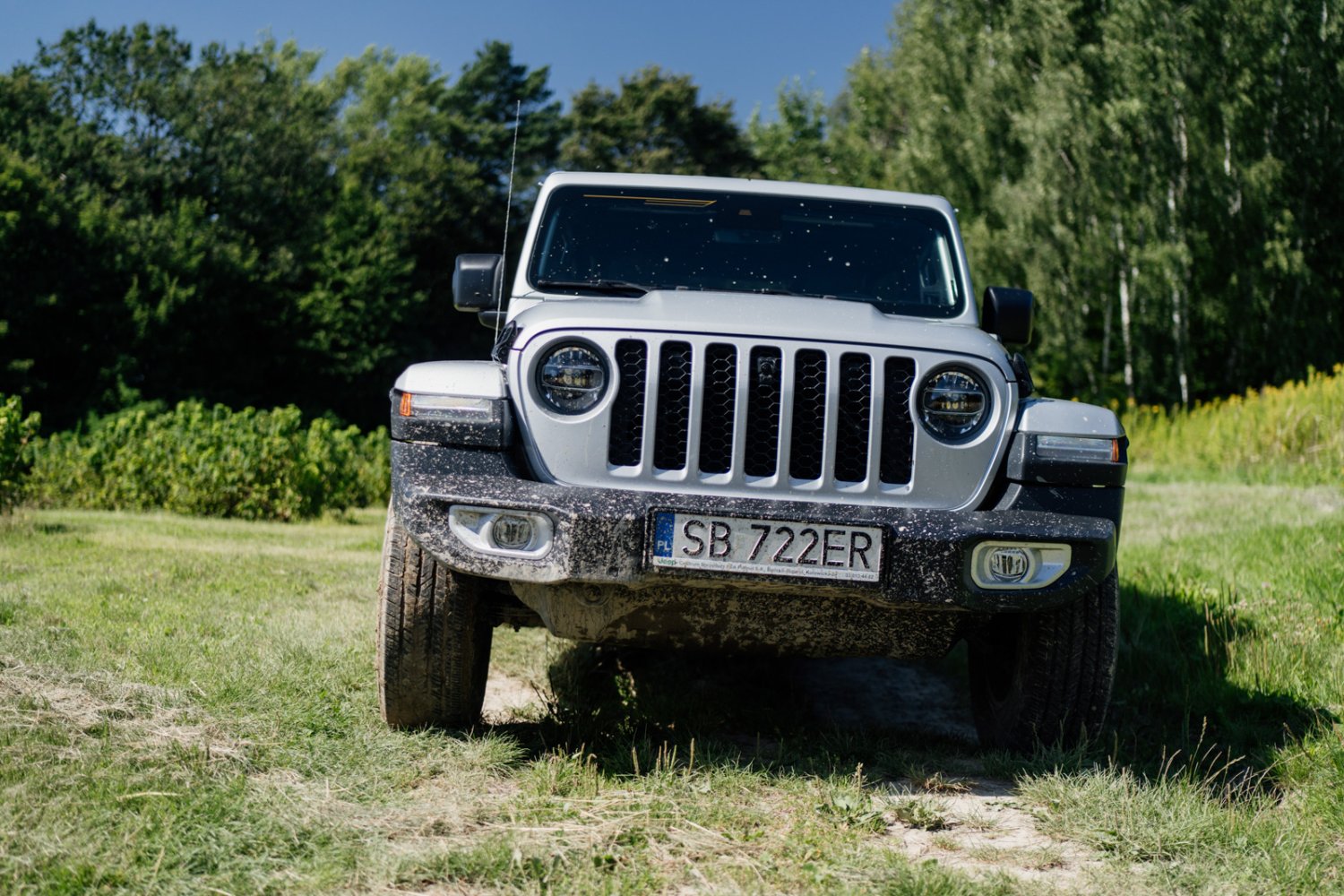 Jeep Wrangler Sahara to auto terenowe pełną gębą.