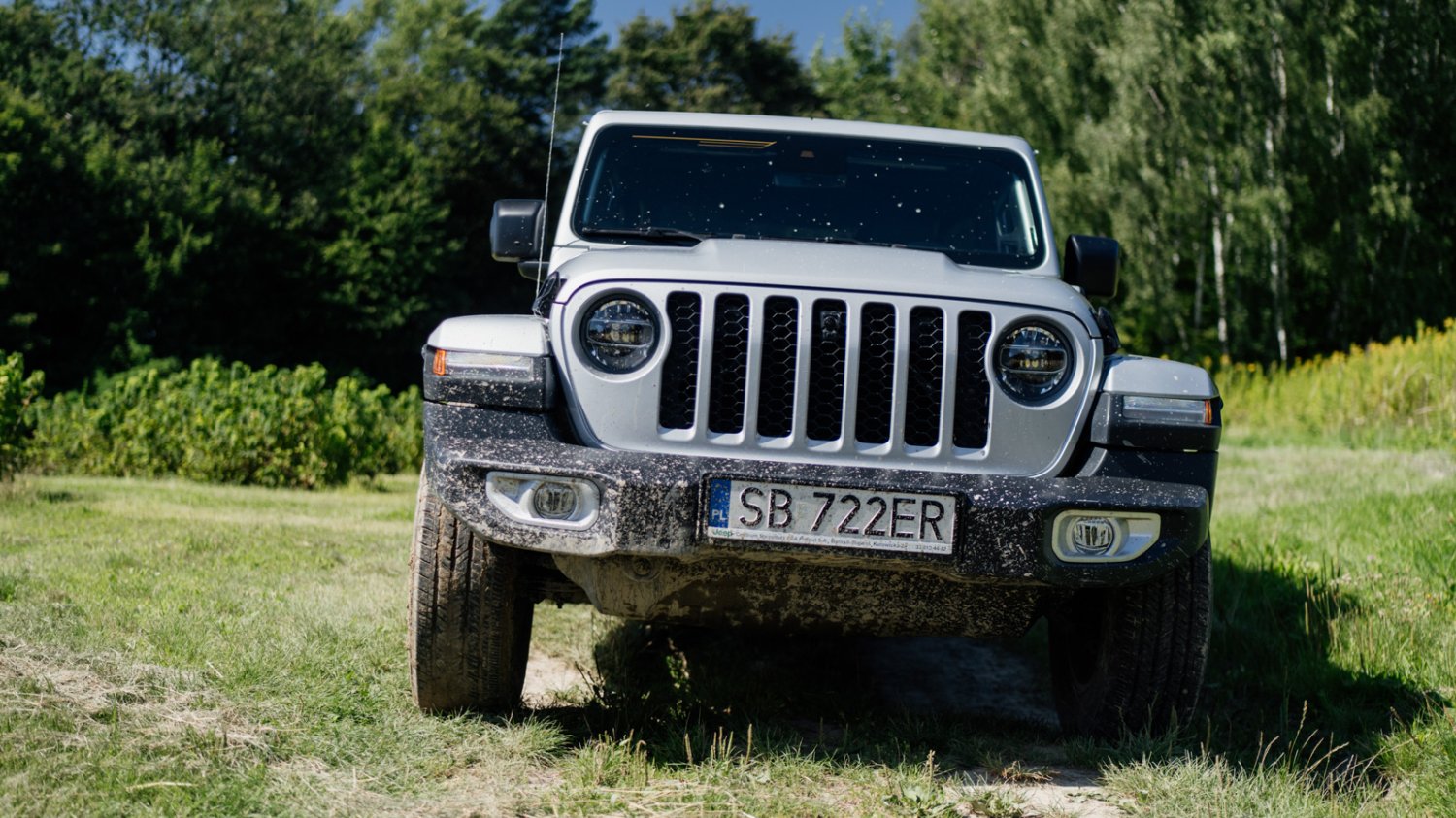 Jeep Wrangler Sahara to auto terenowe pełną gębą.