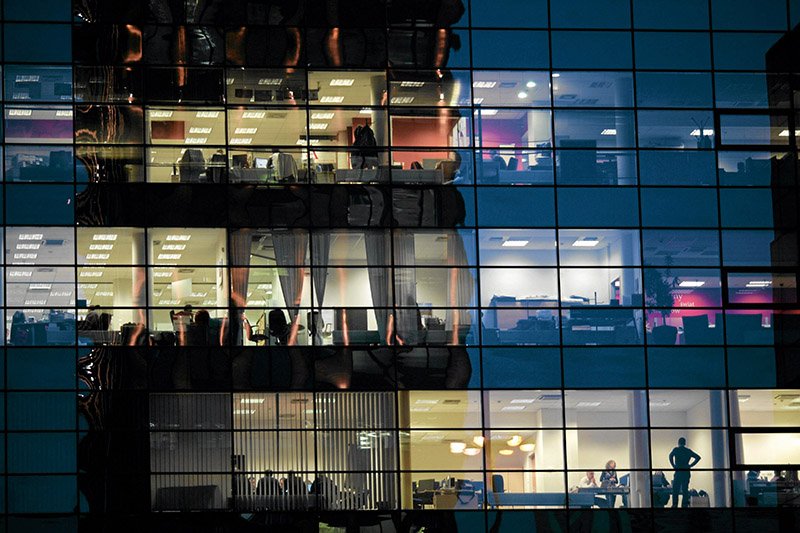 Praca do późnych godzin to często rzeczywistość tych, którzy chcą coś osiągnąć w Warszawie.