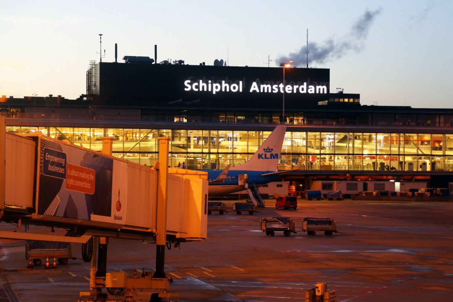 Na lotnisku Amsterdam-Schiphol doszło do makabrycznego wypadku. Człowiek wpadł do silnika samolotu linii KLM. Lotnisko Amsterdam-Schiphol